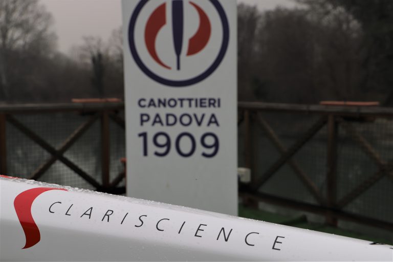Clariscience dona una canoa alla Canottieri Padova